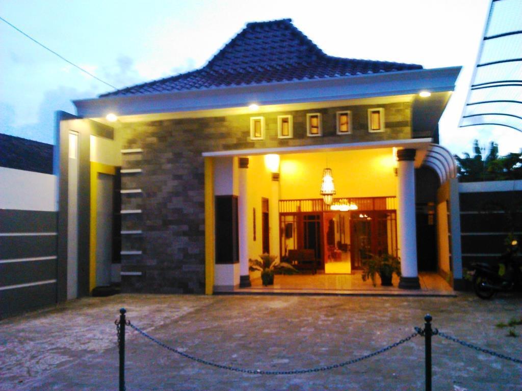 Griya Putri Dewi Guesthouse Yogyakarta Exteriör bild