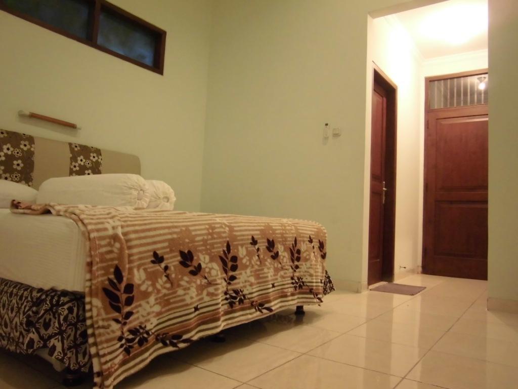 Griya Putri Dewi Guesthouse Yogyakarta Exteriör bild