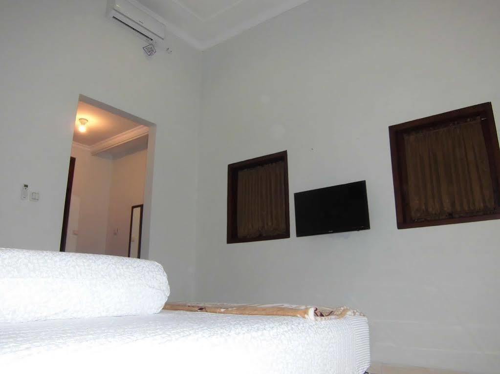 Griya Putri Dewi Guesthouse Yogyakarta Exteriör bild