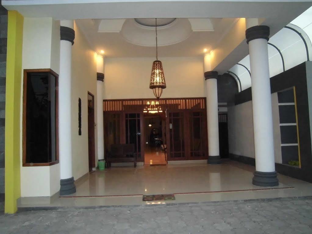 Griya Putri Dewi Guesthouse Yogyakarta Exteriör bild