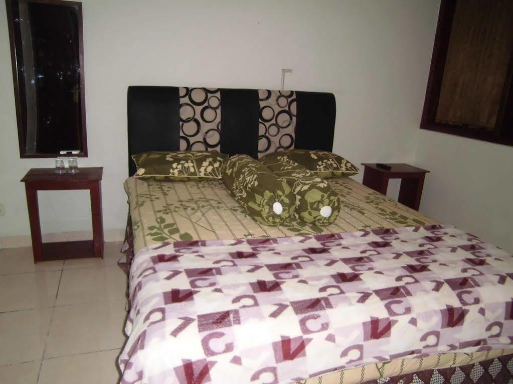 Griya Putri Dewi Guesthouse Yogyakarta Exteriör bild