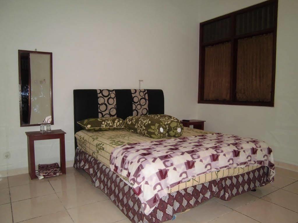 Griya Putri Dewi Guesthouse Yogyakarta Exteriör bild