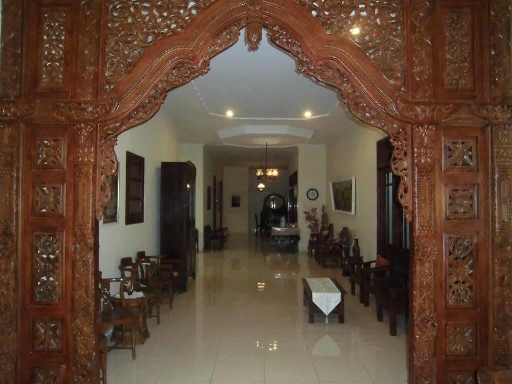 Griya Putri Dewi Guesthouse Yogyakarta Exteriör bild