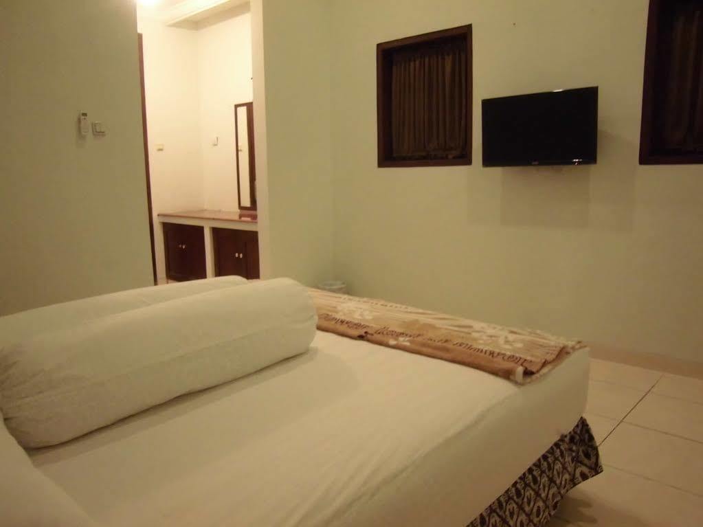 Griya Putri Dewi Guesthouse Yogyakarta Exteriör bild