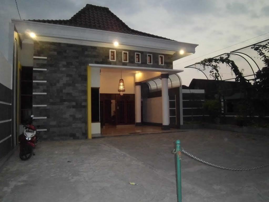 Griya Putri Dewi Guesthouse Yogyakarta Exteriör bild