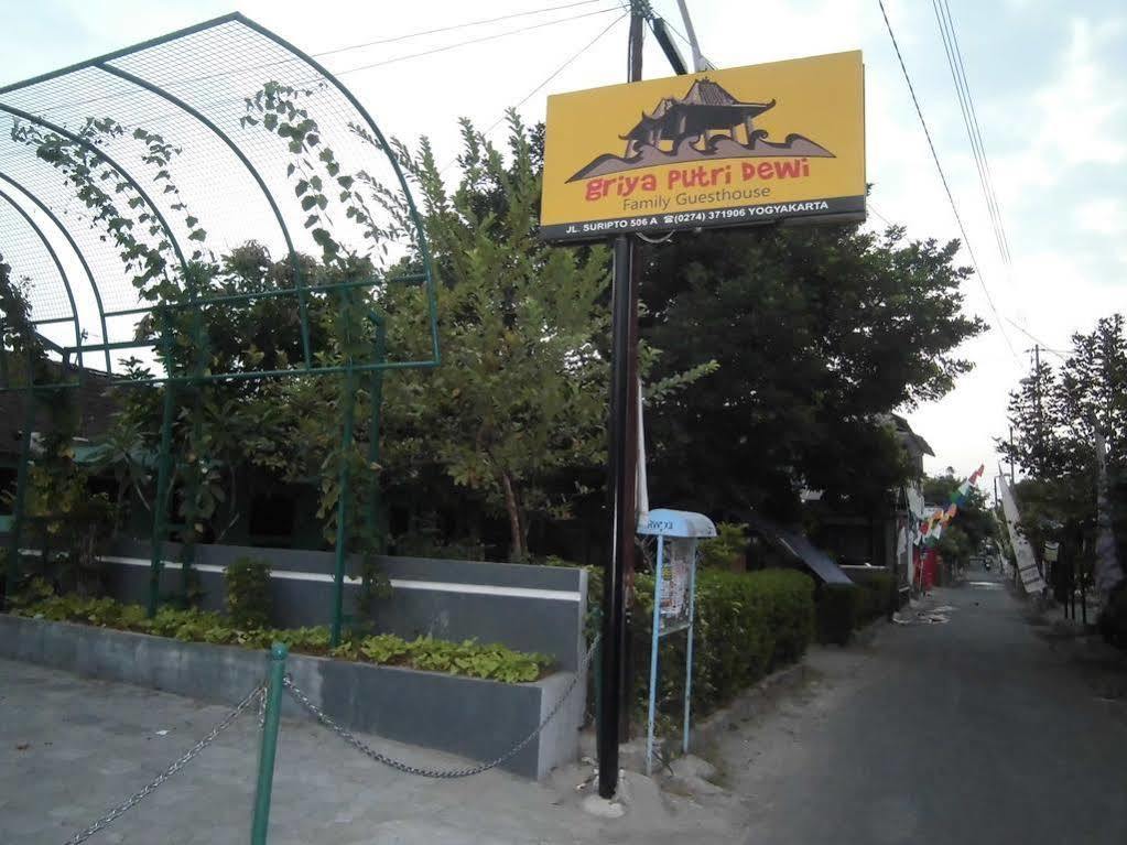 Griya Putri Dewi Guesthouse Yogyakarta Exteriör bild